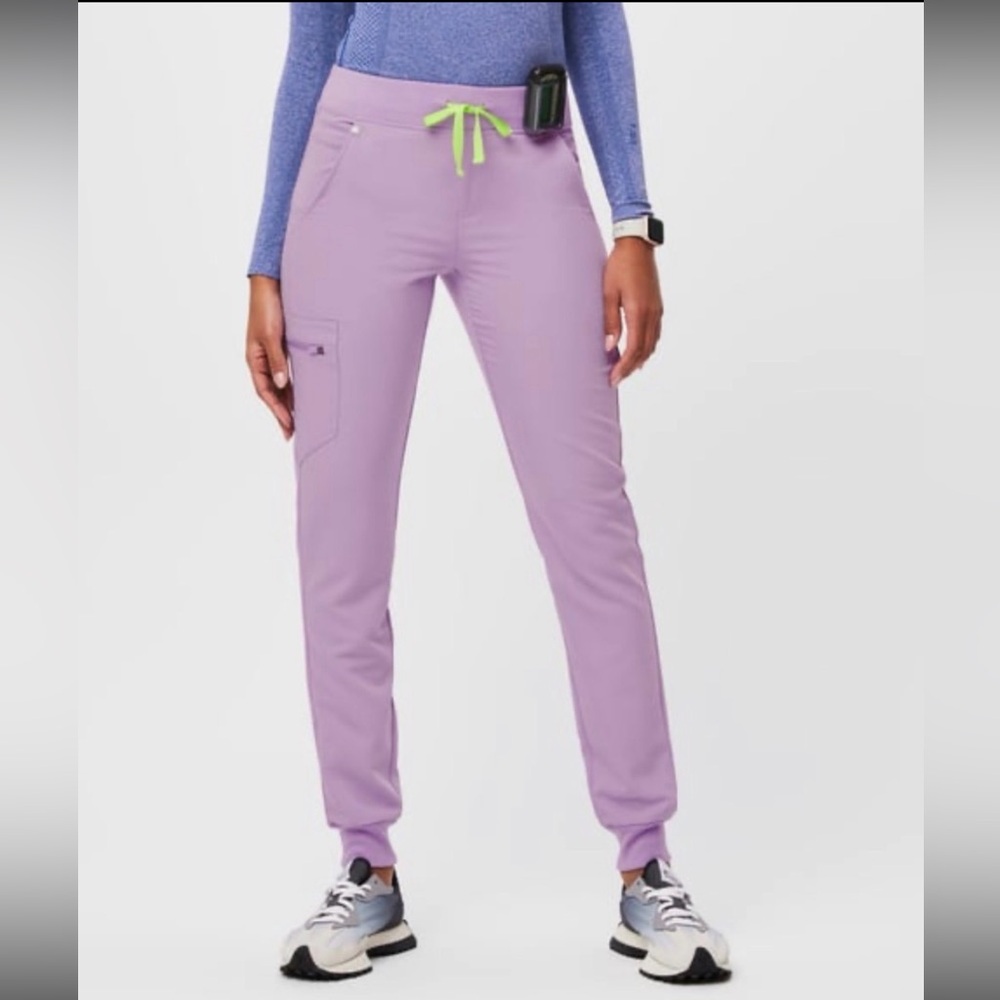 Figs Jogger scrubs in lavender dew